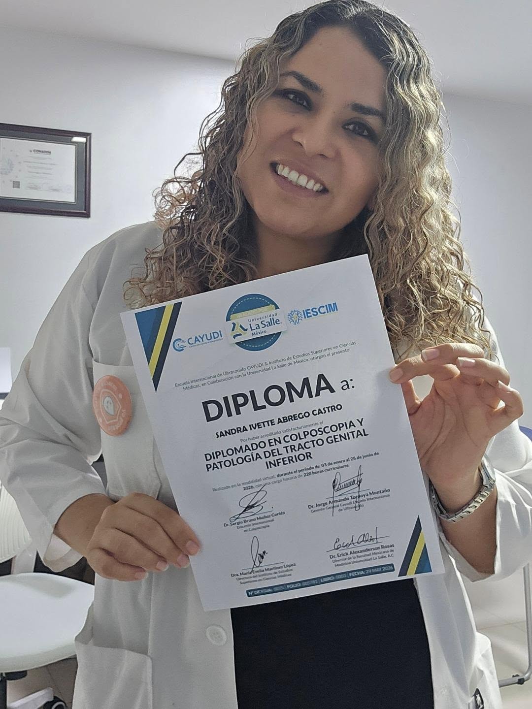 Dra. Sandra Abrego con su Diploma de Colposcopia de la Universidad La Salle